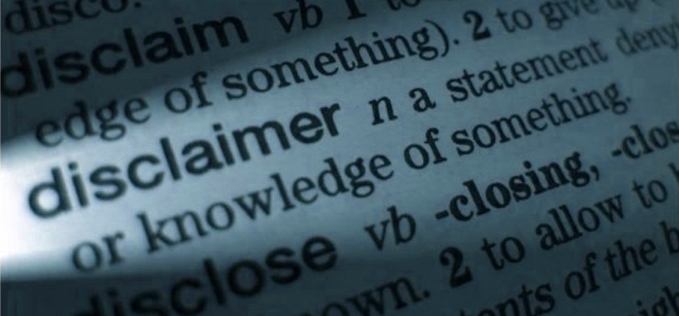 aufgeschlagenes Wörterbuch zeigt die Definition von "disclaimer"