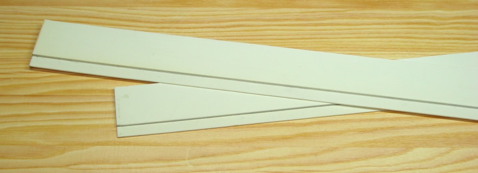 weiße, miteinander verklebte Polystyrolstreifen