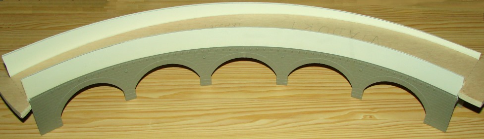 sanft ansteigende Sperrholztrasse