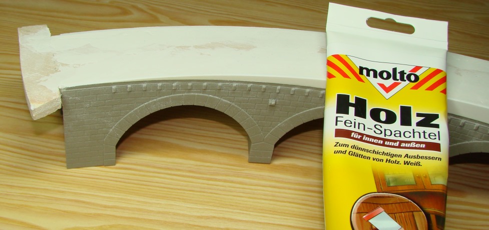 kleine Spalte und Niveauunterschiede wurden verspachtelt