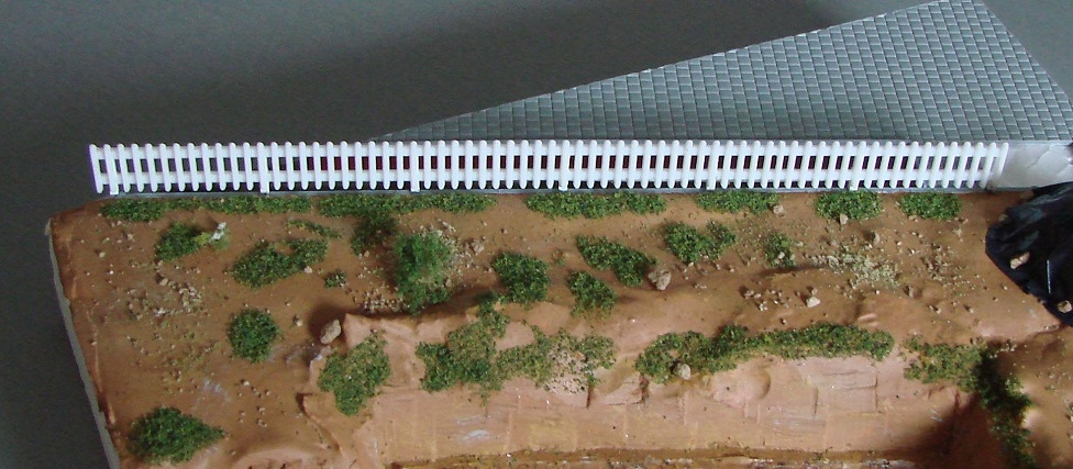 der nunmehr auf dem Diorama aufgestellte Lattenzaun