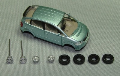 Audi A2 mit abgenommenen Achsen, Felgen und Reifen