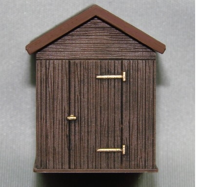 das farblich behandelte, fertige Gartenhaus