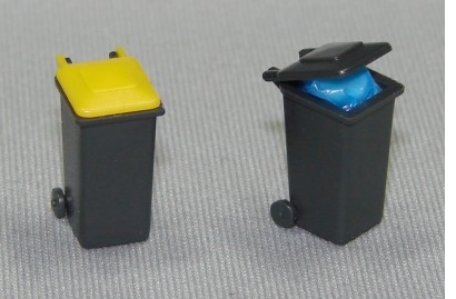 zwei PREISER-Mülltonnen