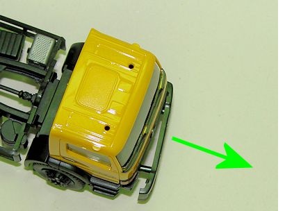 die Stoßstange wird vorsichtig entfernt