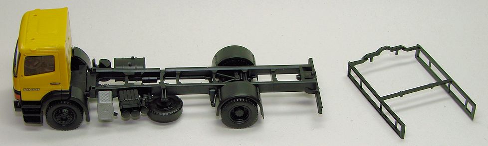 der Unterfahrschutz liegt neben dem Fahrzeug