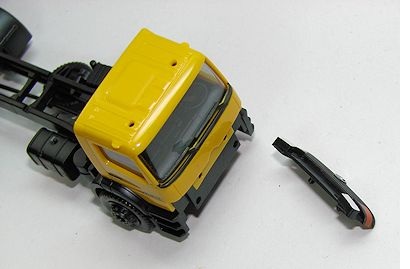 die Kühlergrill-Lampen-Einheit liegt neben dem Fahrzeug