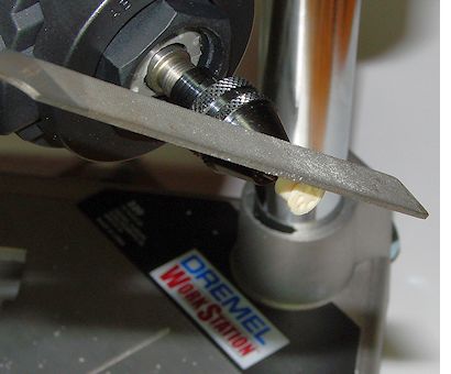 der überflüssige Felgenrand wird mit Hilfe der DREMEL WorkStation und einer Feile abgedreht