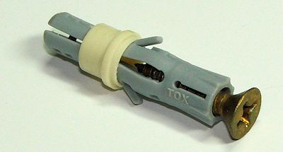 Felgenwand auf Dübel, in den eine Schraube eingedreht ist