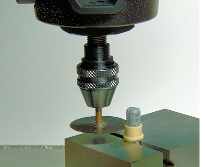 im Minischraubstock eingespannte Felge wird mit der Trennscheibe abgelängt