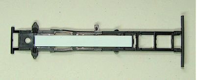 die probehalber zusammengelegten Rahmenteile werden mit dem Maßstreifen verglichen