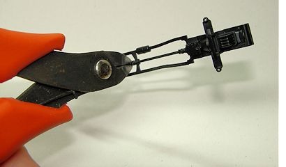 die Kurbelwelle wird mit dem Präzisionsseitenschneider durchtrennt