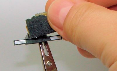 Abschleifen der linken Kennzeichenbeleuchtung