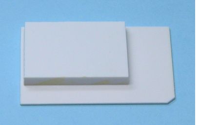 aufeinander geklebte Plastikplatten (Außenwand und Schrankbasis)