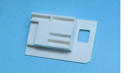 die aus weißem Kunststoffsheet nachgebildete Schrank-Regal-Kombination