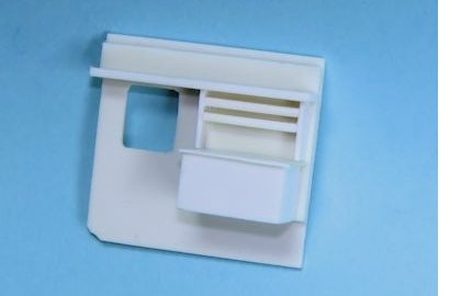 die aus weißem Kunststoffsheet nachgebildete Werkbank-Regal-Kombination