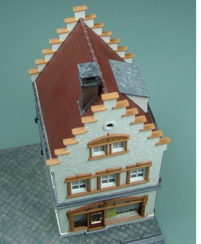 Blick von schräg oben auf den fertig montierten Gebäudebausatz