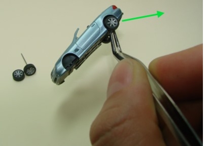 Entfernen der Räder mit Hilfe einer Pinzette