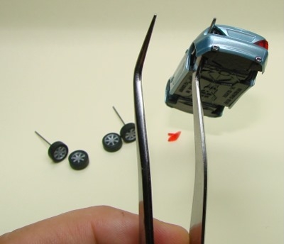 Entfernen der Heckleuchten ,mit Hilfe einer Pinzette