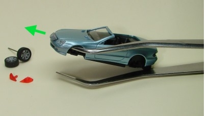 der Kühlergrill wird mit einer Pinzette von innen herausgestoßen