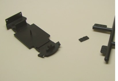 die Bodenplatte und ein vom Spritzling abetrenntes Kunststofffähnchen