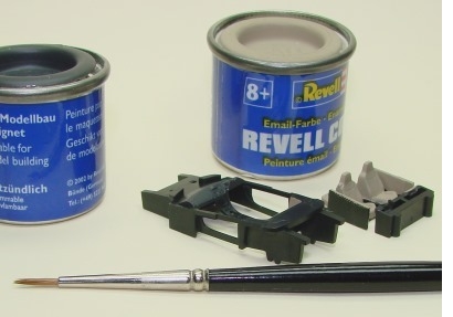 kolorierte Innenraumteile neben 2 Revell-Farbdosen