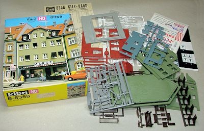 die Teile des KIBRI-Bausatzes liegen ausgebreitet neben der Kartonverpackung