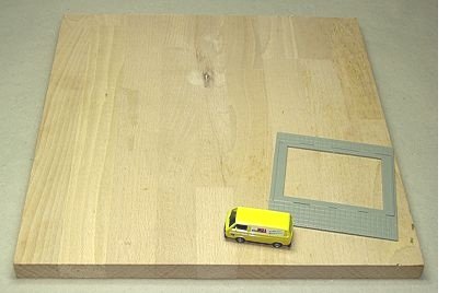 Buchenholzplatte, Bausatzgrundplatte und Posttransporter bei einer ersten Stellprobe