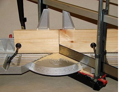 die Sockelteile werden auf Gehrung geschnitten