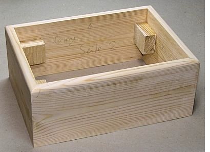 der hölzerne Sockelrahmen