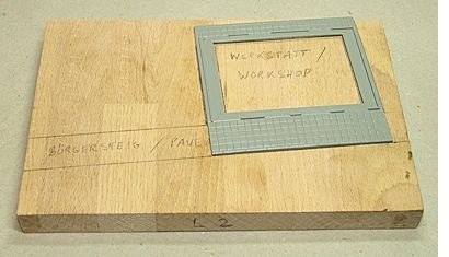 die graue Bausatzgrundplatte liegt lose auf der Holzplatte