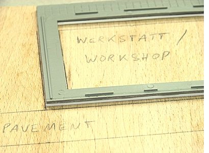 Detailaufnahme des weißen Polystyrolsockels