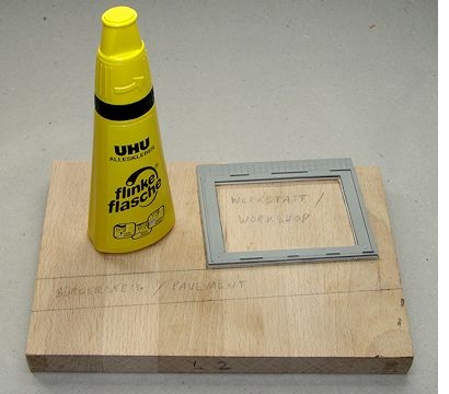 die erhöhte Gebäudegrundplatte wurde auf die Holzplatte aufgeklebt