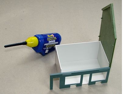 zusammengeklebte Wand- und Bodenteile neben Teilen des KIBRI-Bausatzes