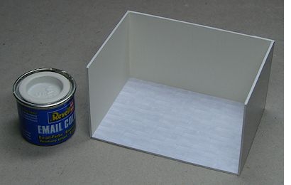 weiße Wände und hellgrauer Fußboden