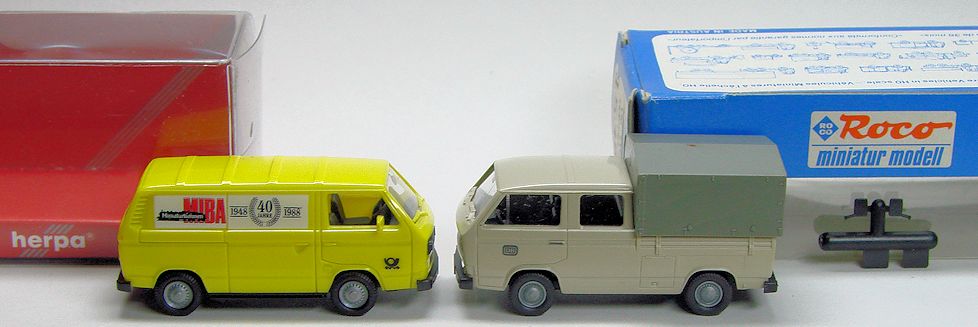 das HERPA Postfahrzeug steht neben dem Bahndienstfahrzeug von ROCO