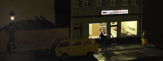 Nachtaufnahme des beleuchteten Dioramas