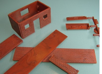 ziegelrote Kunststoffteile für Schuppen und Mauern, teilweise bereits montiert