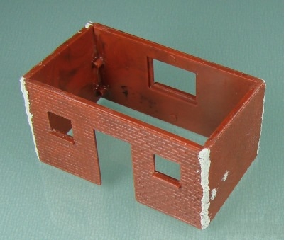 Grundmauern des Schuppens nach Auftrag der Spachtelmasse