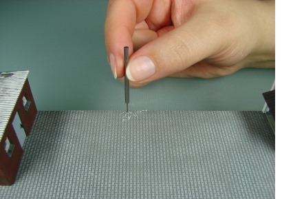 mit einem Microbohrer wurden von Hand Löcher für die Zaunpfosten gebohrt