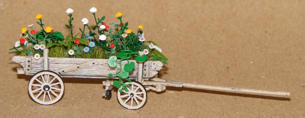 der fertige (verfeinerte) Bausatz - Karren mit Blumenschmuck