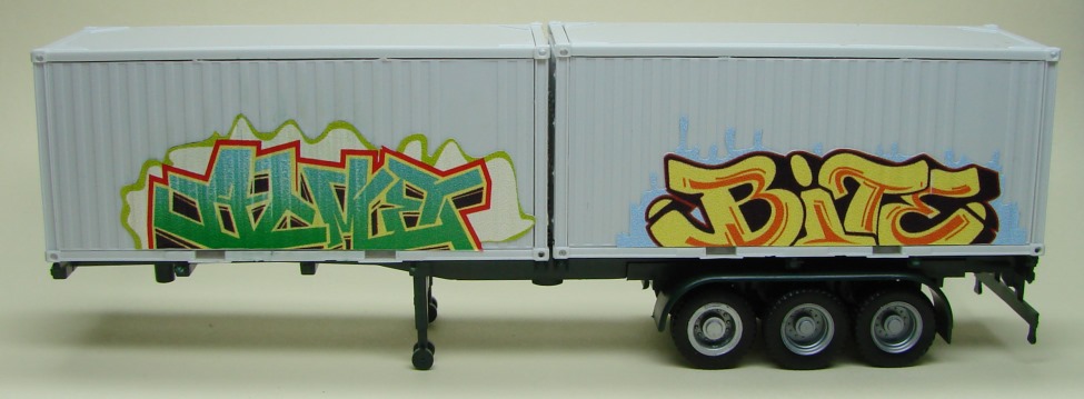 zwei Graffitiaufkleber auf Containern