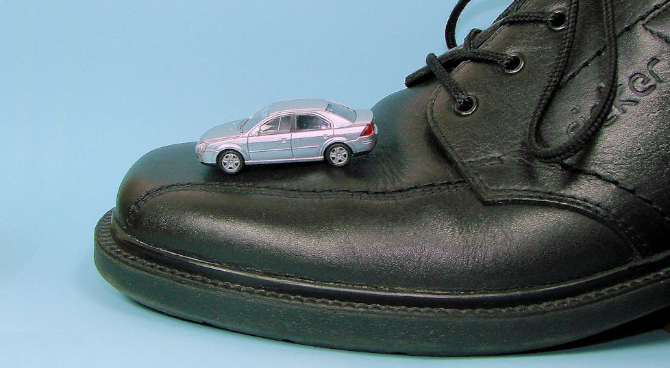 das getestete Modell steht auf einem schwarzen Lederhalbschuh