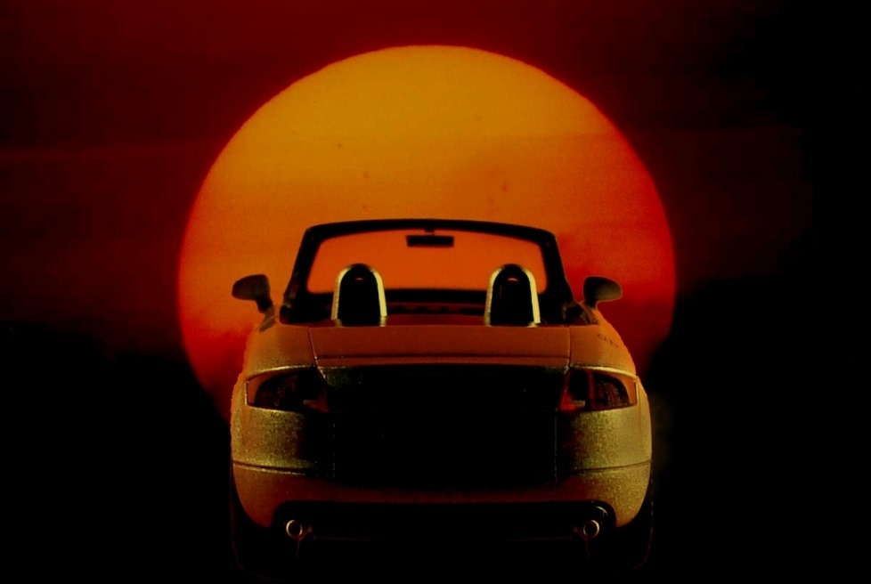 das getestete Fahrzeug vor der untergehenden Sonne