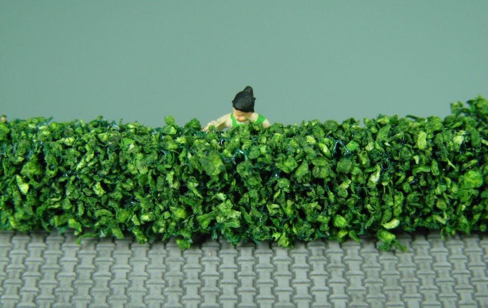 Frau Preiser versteckt sich hinter der NOCH Hecke