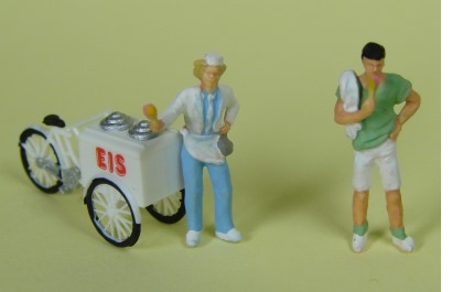 Eisverkäuferin mit Wagen und ein schleckender Kunde