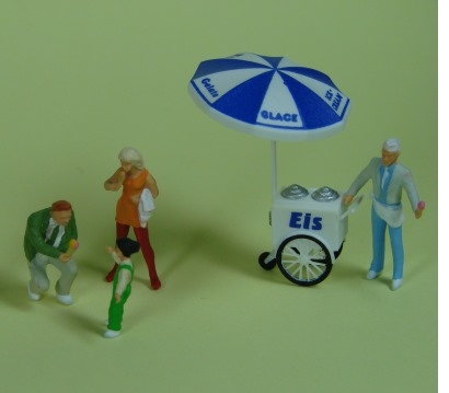 Mann, Frau, Kind, Eisverkäufer mit Wagen