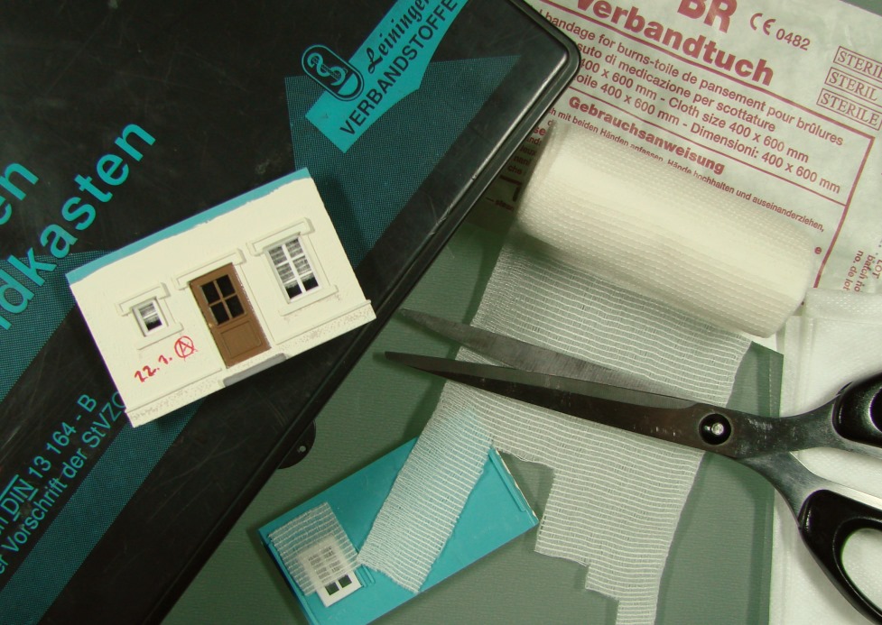 Verbandmaterialien und ihre Weiterverwendung als Modell-Gardinen