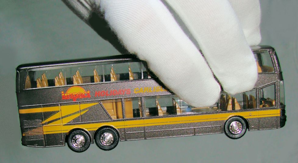 ein Busmodell wird mit weißen Handschuhen angefasst