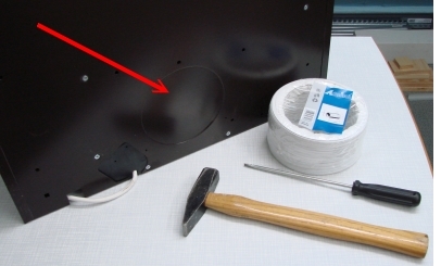 Entfernen der vorgestanzten Blechplatte für die Abluftöffnung